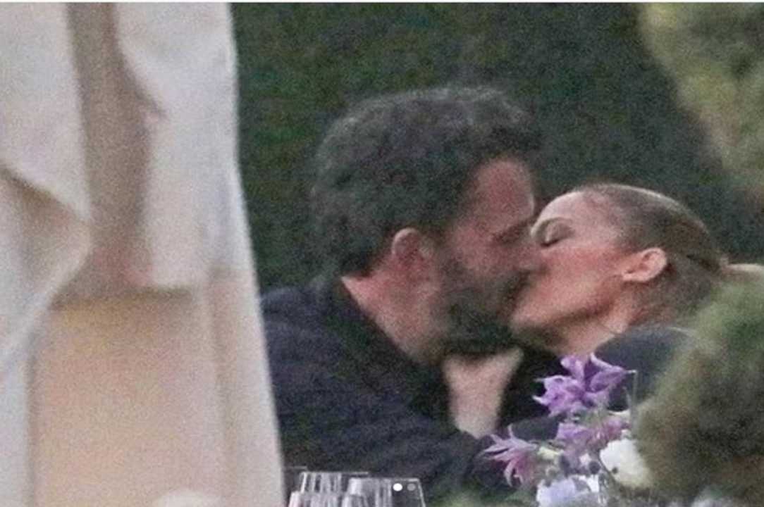 Malibu: al Nobu paparazzato il primo bacio tra Jennifer Lopez e Ben Affleck