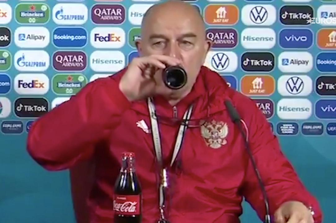 Coca Cola a Euro 2020: il ct della Russia sfida Ronaldo bevendo in diretta
