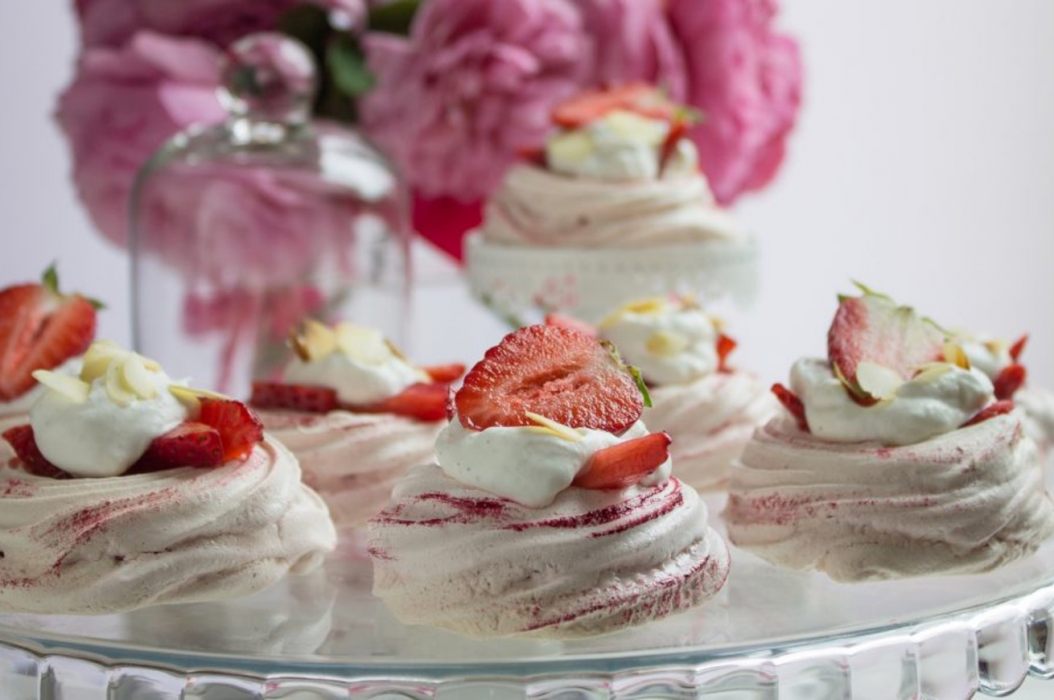 alzatina con meringhe alla fragola