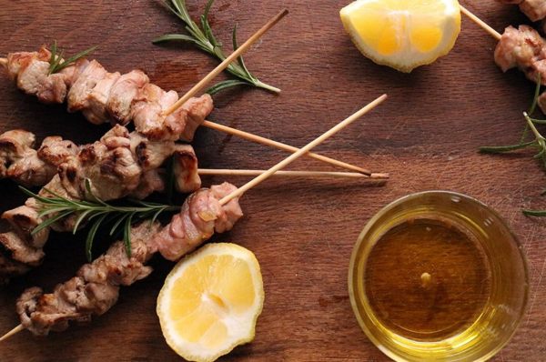 arrosticini con fette di limone