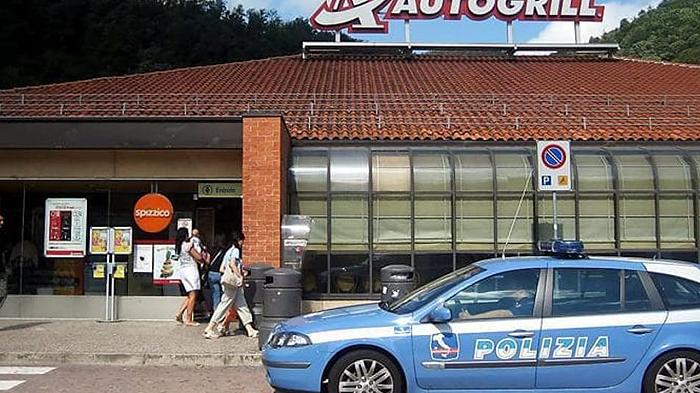 Aulla, fa scendere la moglie all’autogrill e l’abbandona così