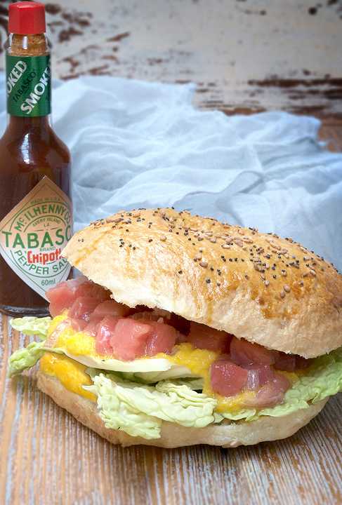 Bagels con tartare di manzo, crema di peperoni e tabasco