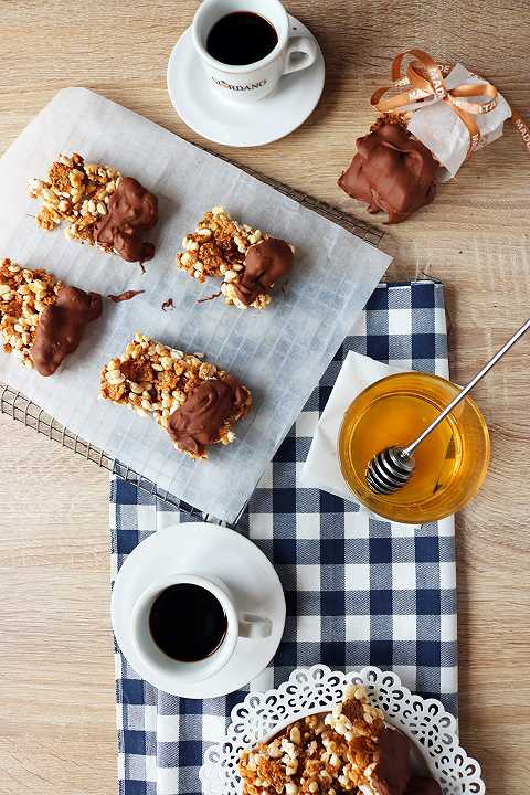 Barrette ai cereali, miele e cioccolato