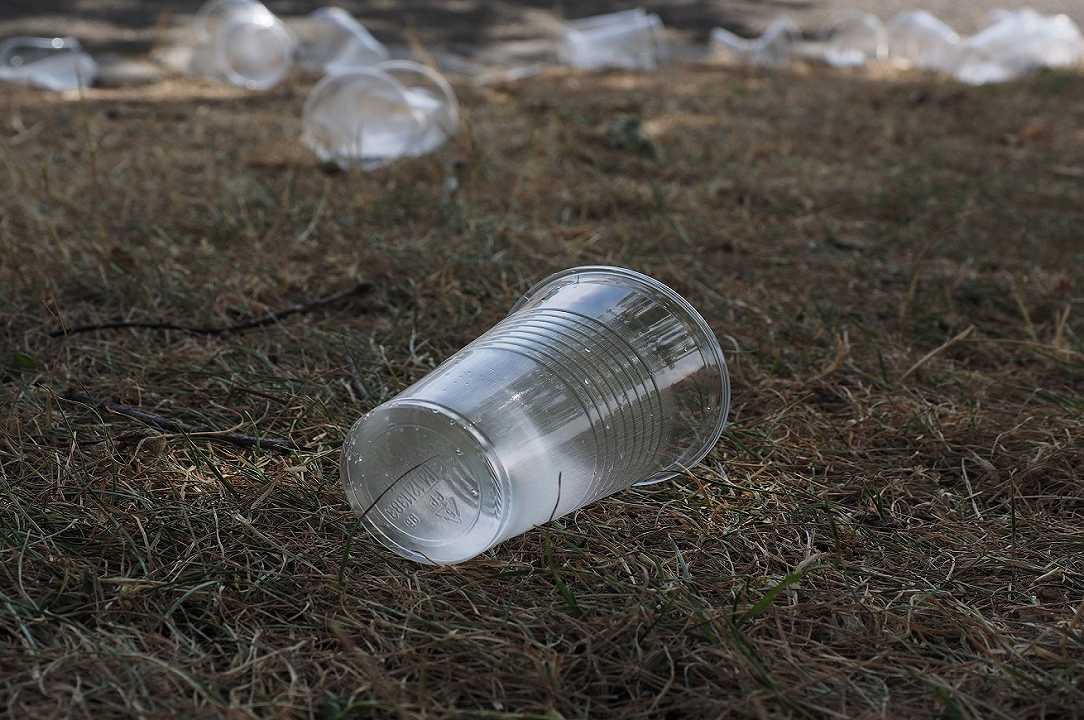 Plastica: scatta il divieto per il monouso di piatti, bicchieri e cannucce