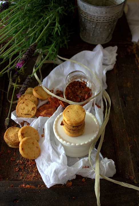 Biscotti al Parmigiano e pomodoro essiccato