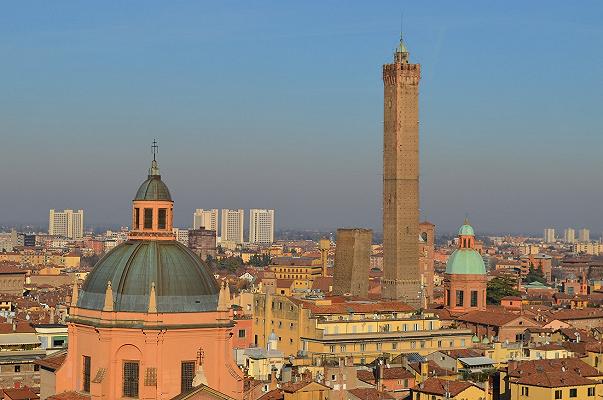 Bologna, piazza Aldrovandi: accesso di sera solo per andare in ristoranti e bar