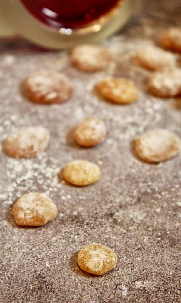 caramelle finite su un ripiano di marmo