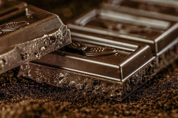 Arona, Laica: colpisce in testa la collega con una stecca di cioccolato da 1 kg, licenziata