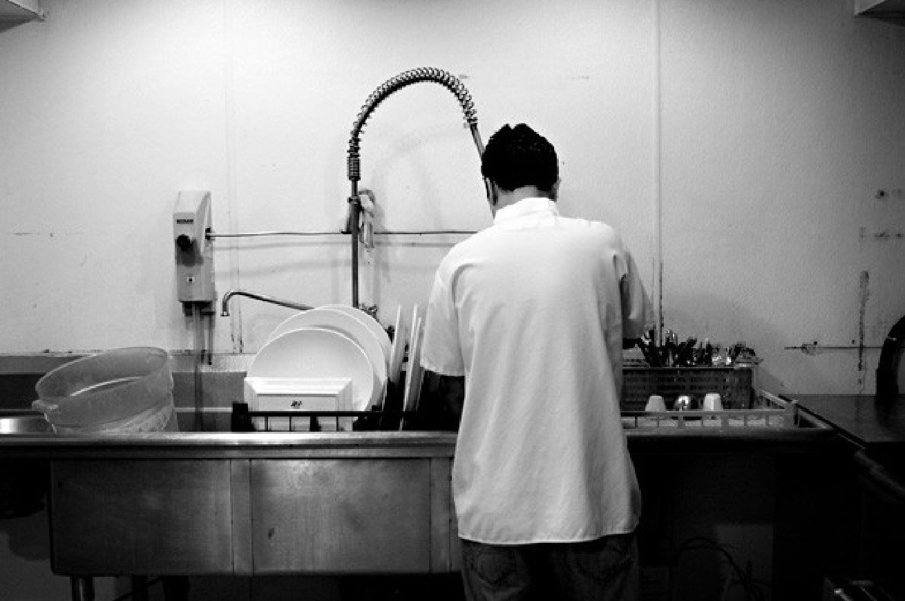 День мойки посуды. Мойщик посуды - уборщик. Мытье посуды в ресторане. Мойщик столовой посуды. Мойщик посуды в кафе.