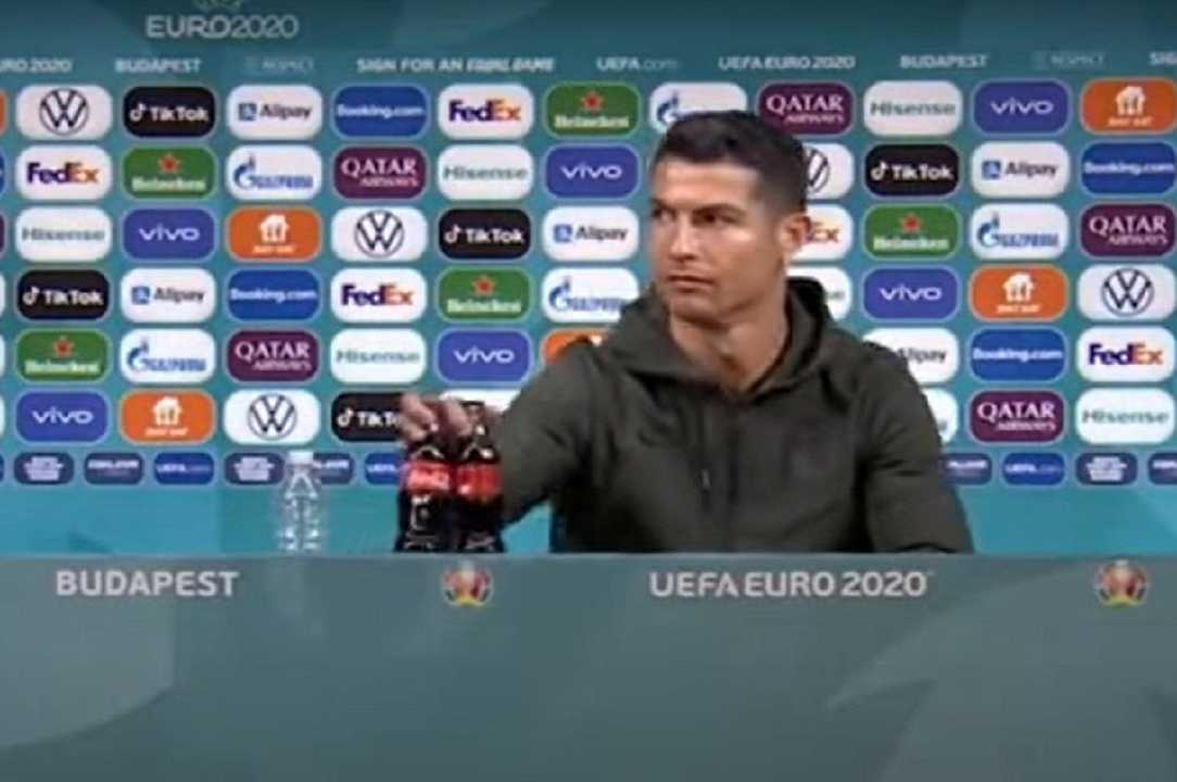 Europei 2021, Cristiano Ronaldo: via la Coca Cola dalla conferenza stampa, “Bevete acqua”