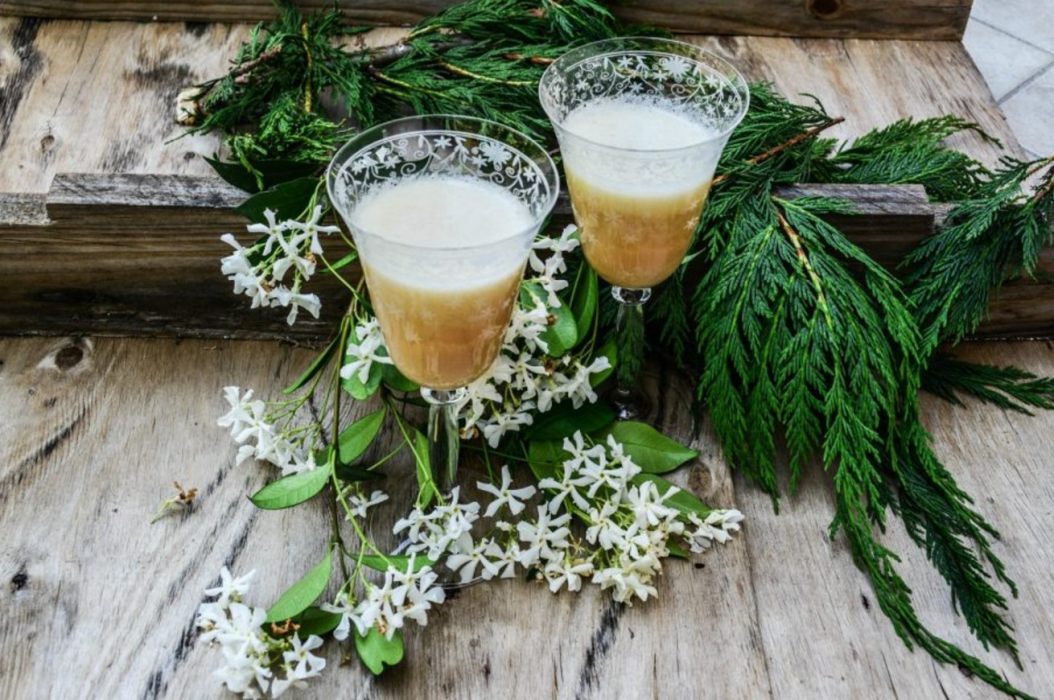 due calici di bellini con fiori di gelsomino