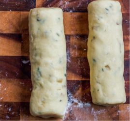 due cilindri di impasto su un tagliere