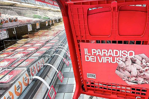 Greenpeace dentro e fuori i supermercati contro gli allevamenti intensivi