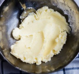impasto di burro e zucchero in una ciotola