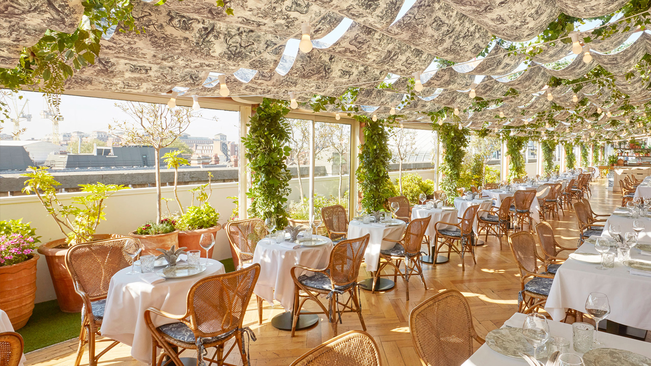 Londra: Dior “veste” Alto, il ristorante panoramico di Selfridges