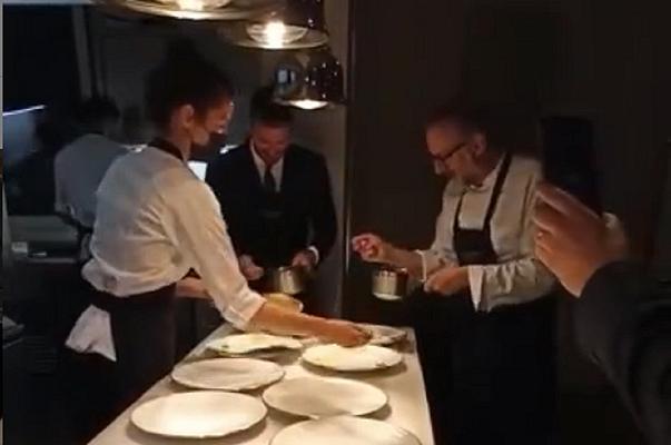 David Beckham aiuta Massimo Bottura in cucina a Casa Maria Luigia
