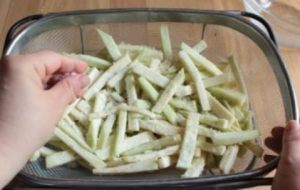 melanzane a filetti salate in un colino