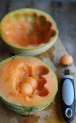 melone scavato con lo scavino che fa le palline