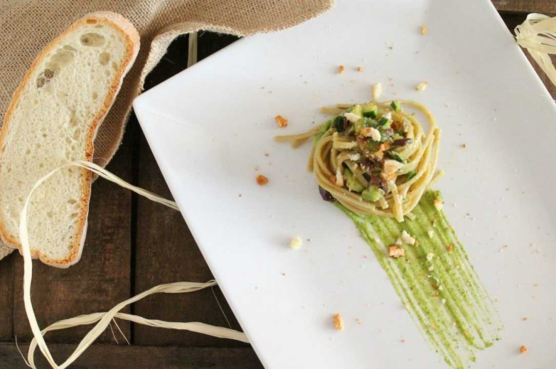 Pasta integrale con zucchine e olive taggiasche