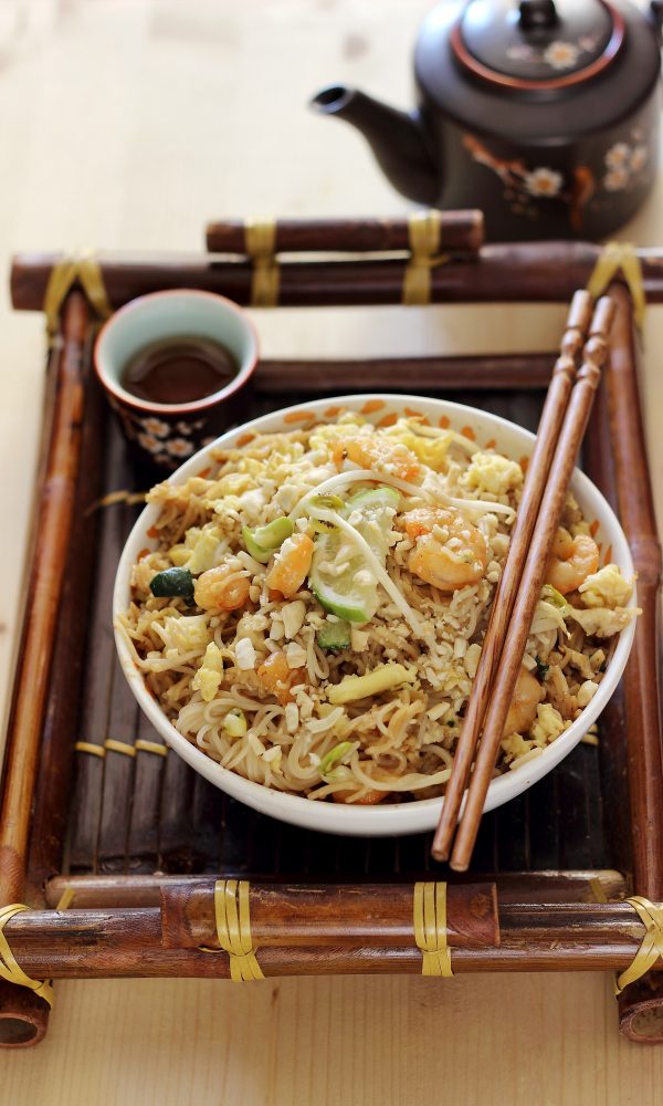 pad thai in ciotola su vassoio
