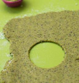 Stendete la pasta di pistacchio