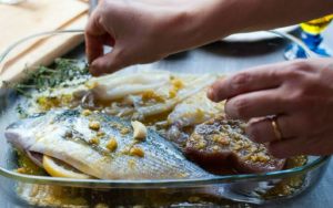 pesce aggiunto alla marinata