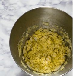 pezzetti di baccalà in planetaria emulsionati con l'olio