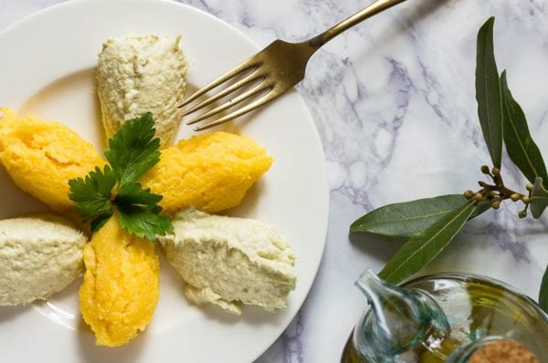piatto con quenelle di baccalà mantecato e polenta
