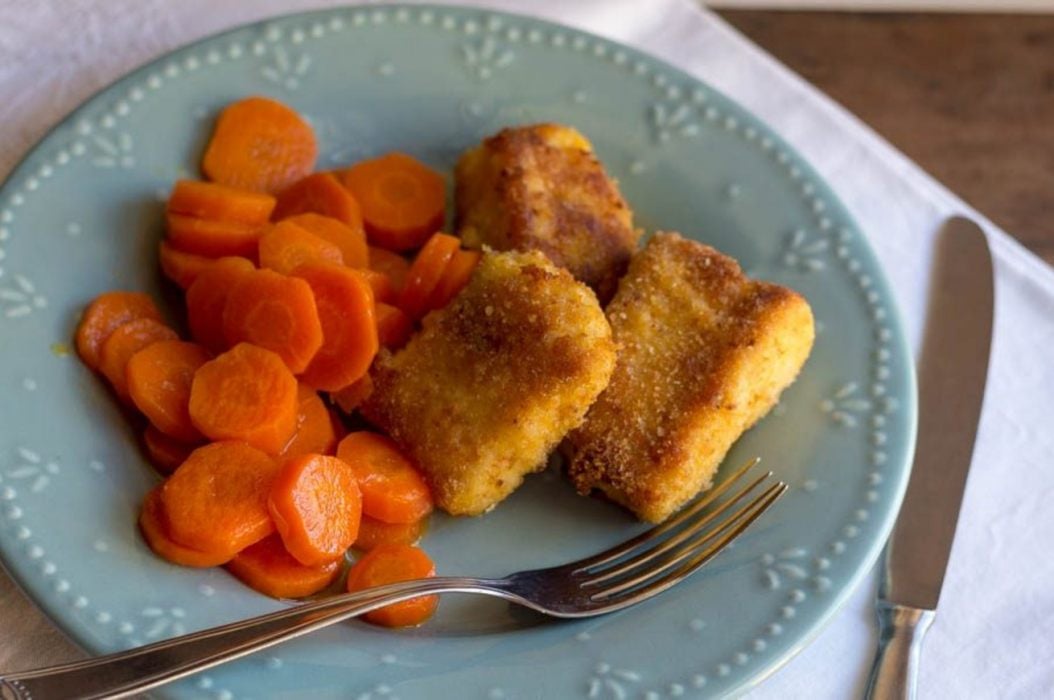 piatto di pesce con carote