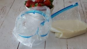 preparazione della miscela di acqua e ghiaccio nel sacchetto grande