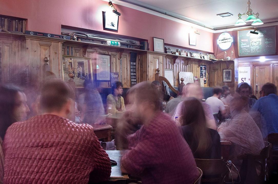 Bar: a Liverpool i dipendenti imparano a supportare le vittime di crimini d’odio