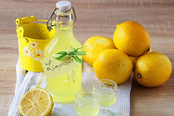 Limoncello fatto con gli igienizzanti anti Coronavirus: maxi sequestro in Campania