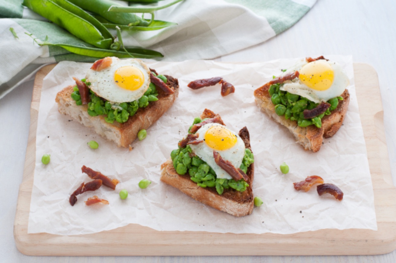 crostini con piselli e prosciutto