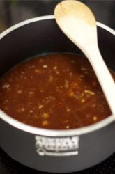 salsa per costine a ridurre sul fuoo