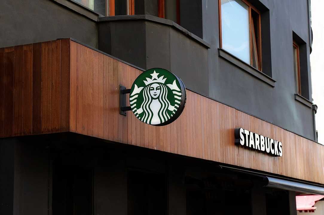 Starbucks, Giulia De Lellis viene allontanata dal personale