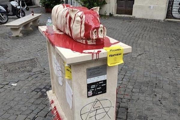 Roma: la statua della porchetta, vandalizzata, verrà restaurata