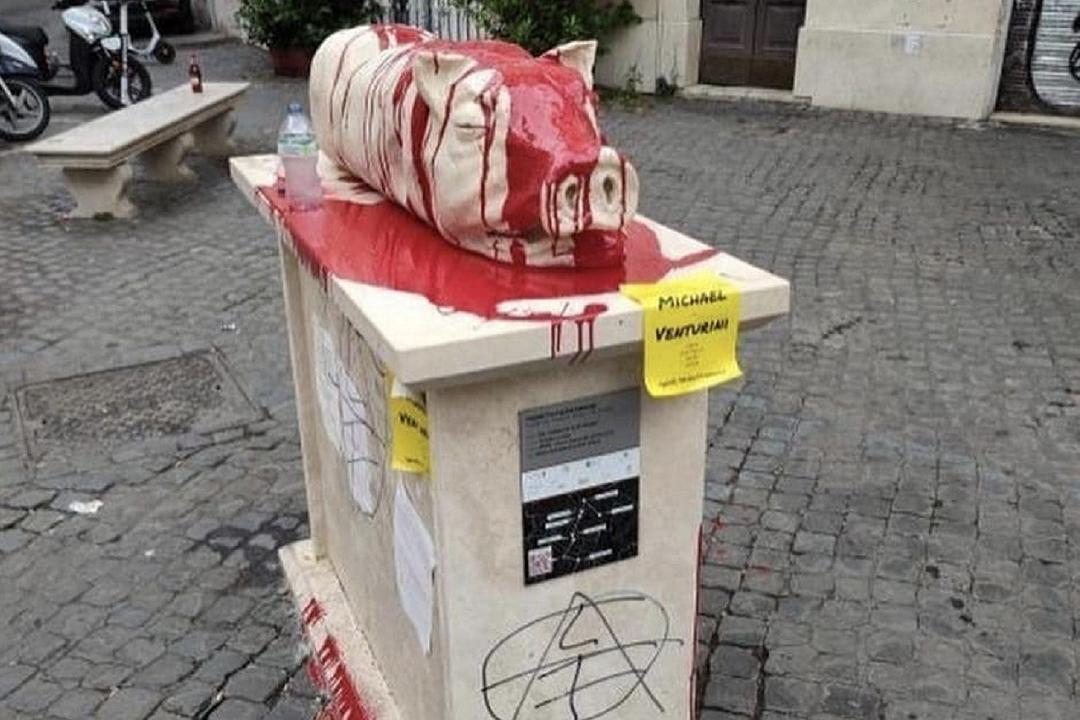 Roma: la statua della porchetta, vandalizzata, verrà restaurata