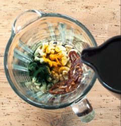 tutti gli ingredienti dell'unicorn latte nel frullatore