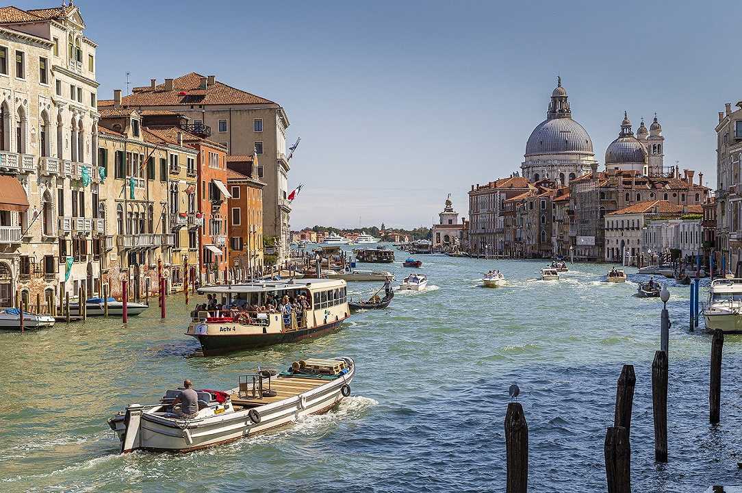 Venezia: divieto di consumazione di cibi e bevande in strada, rinnovata l’ordinanza