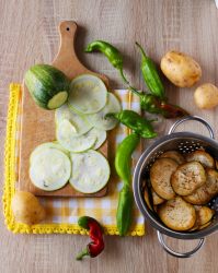 zuccchina tonda e melanzana tagliata a fette