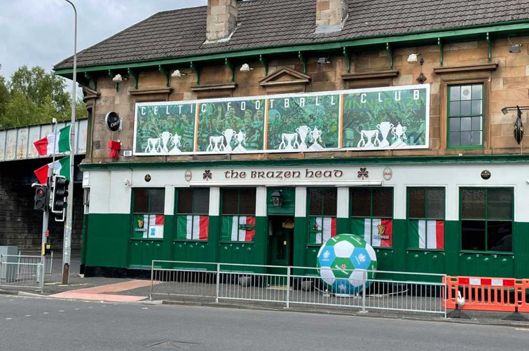 Euro 2020: un pub di Glasgow decorato con le bandiere italiane per la finale