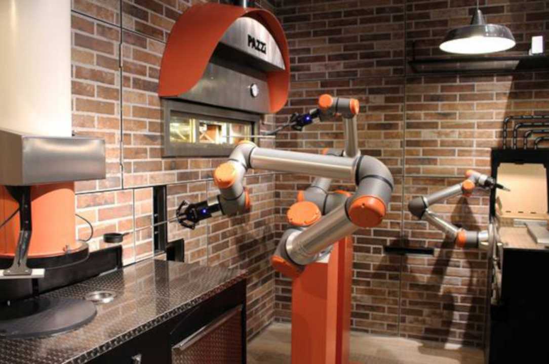 Parigi: apre una pizzeria in cui il pizzaiolo è un robot