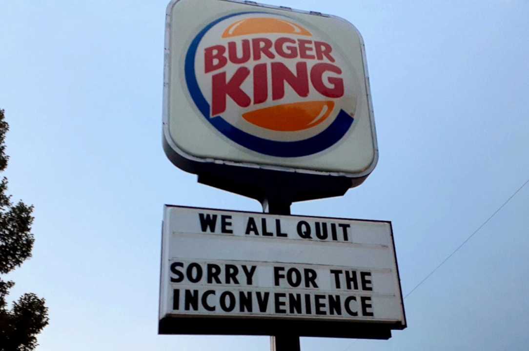 Stati Uniti: “ci licenziamo tutti”, l’insegna di un Burger King diventa virale