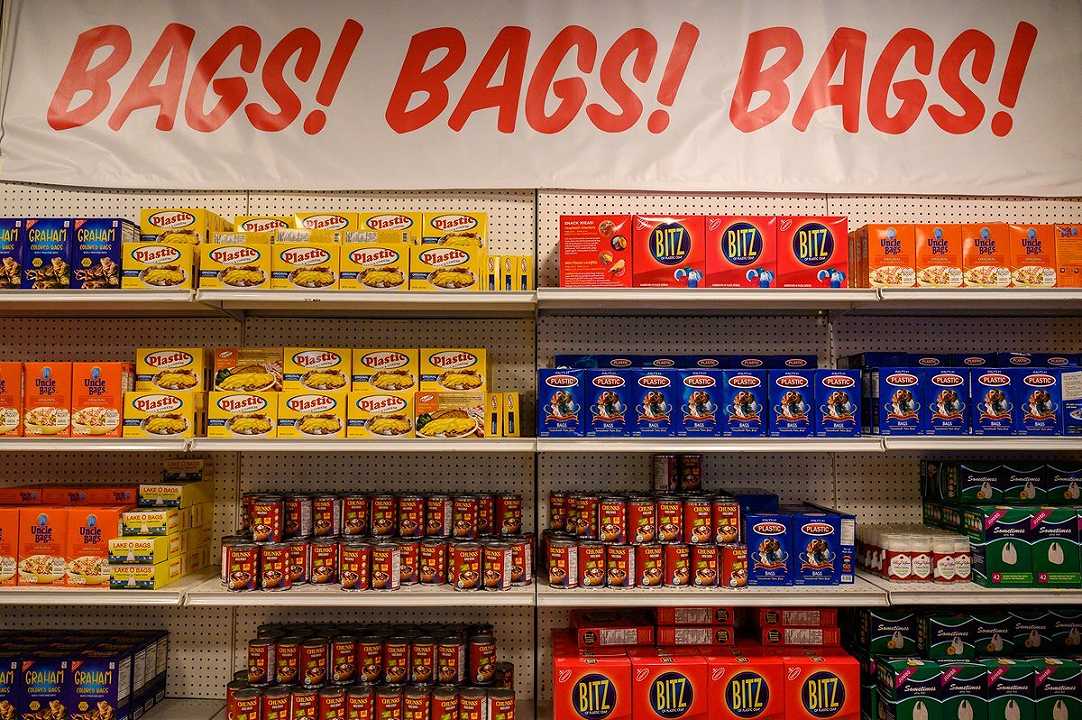 Supermercato vero con prodotti di plastica: l’installazione dell’artista americano