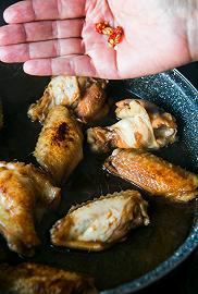 Alzate la fiamma e aggiungete il peperoncino