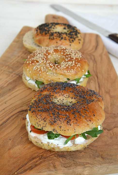 Bagel con pomodoro stracciatella e rucola