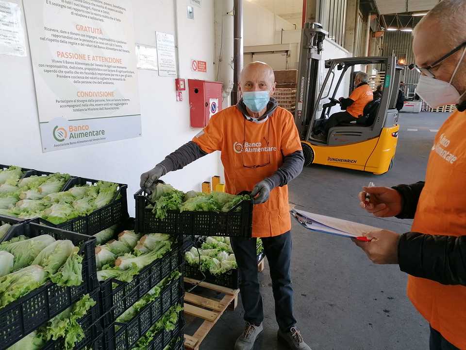 Milano si scopre povera ma solidale: triplicate le donazioni alimentari negli ultimi tre anni