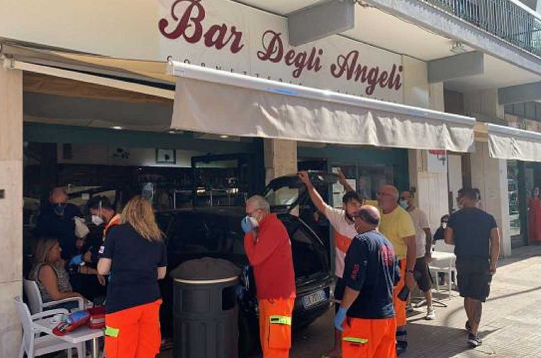 Lecce, autista ingrana la prima invece della retro e sfonda la vetrina di un bar