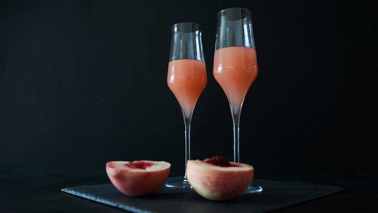 Bellini cocktail, la ricetta dell’aperitivo estivo con le pesche bianche