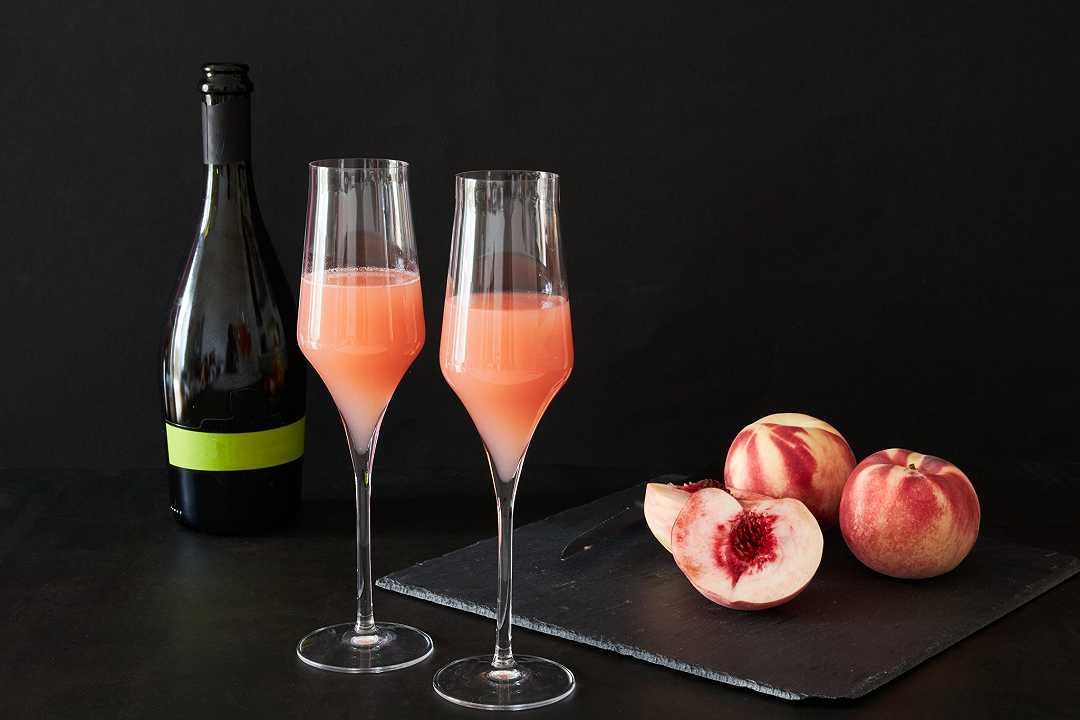 Bellini cocktail, la ricetta dell’aperitivo estivo con le pesche bianche